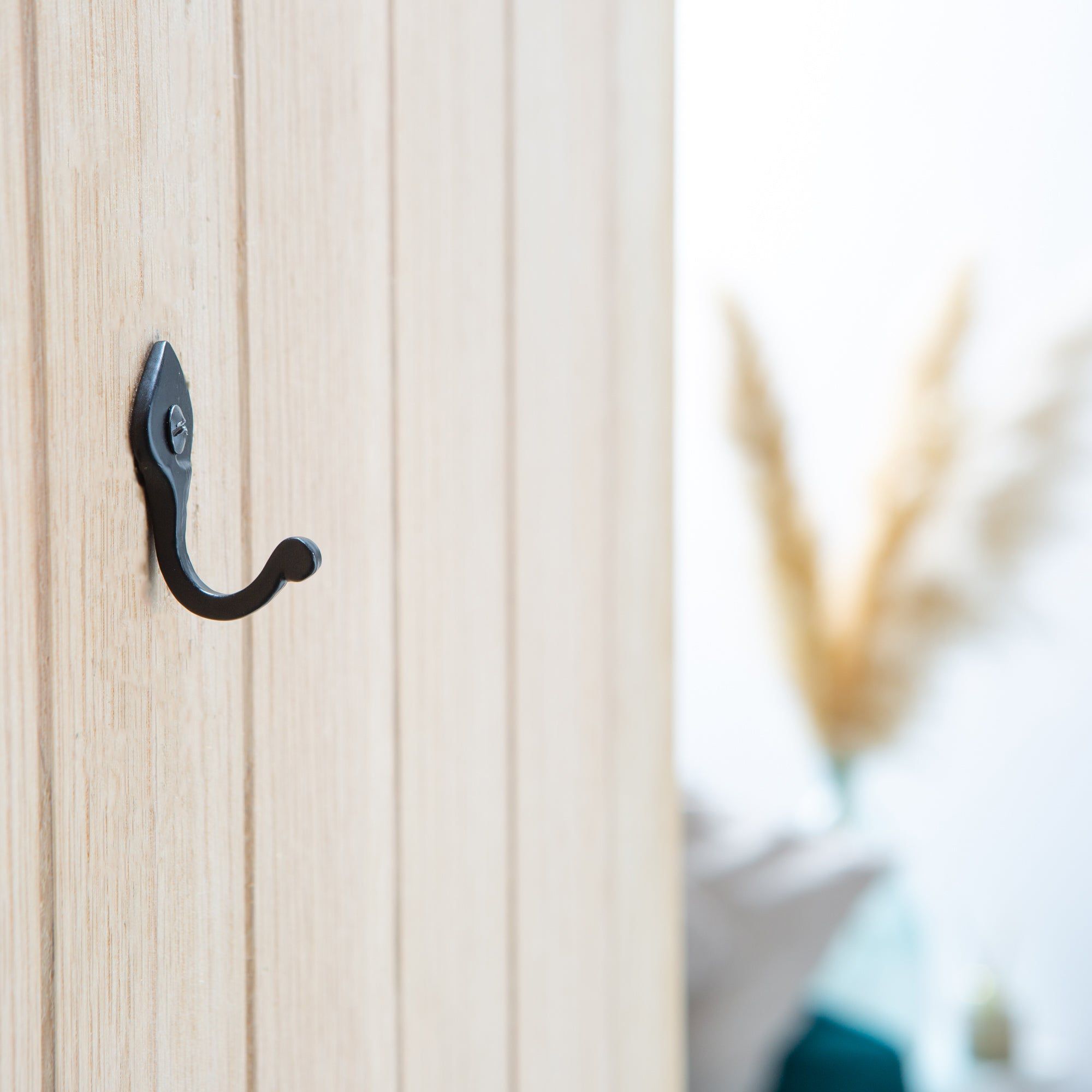 20mm x 40mm Black Hammered Arrowhead Single Hook