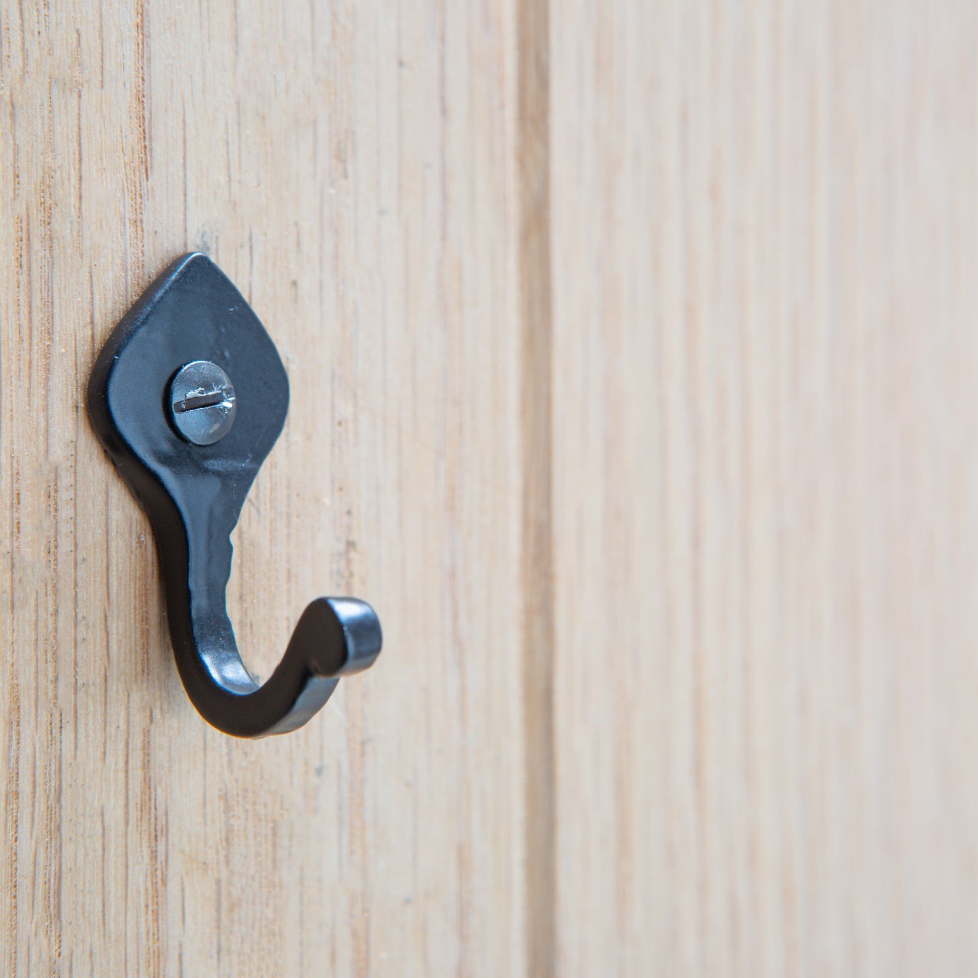 20mm x 40mm Black Hammered Arrowhead Single Hook