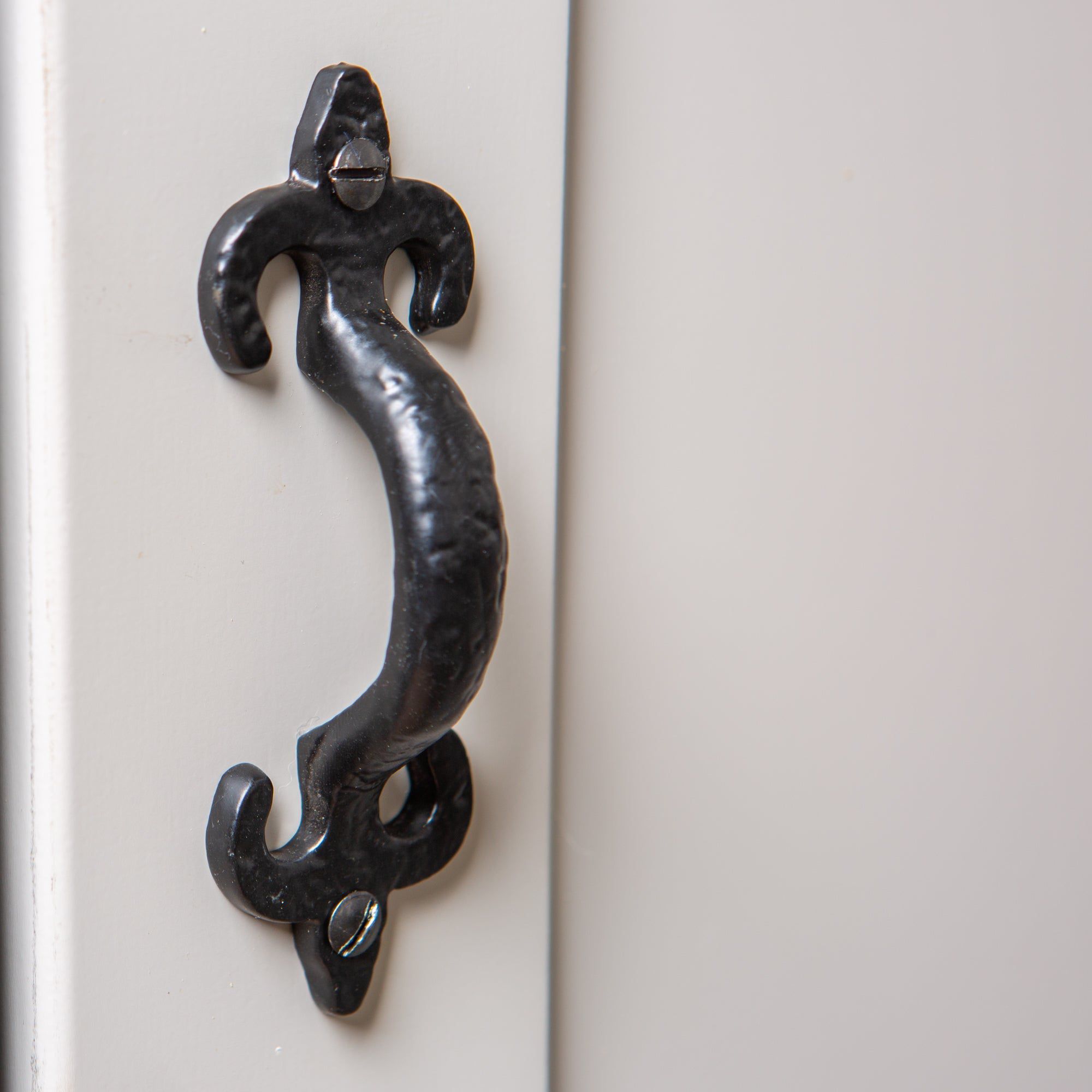 105mm Black Antique Fleur De Lis Door Handle