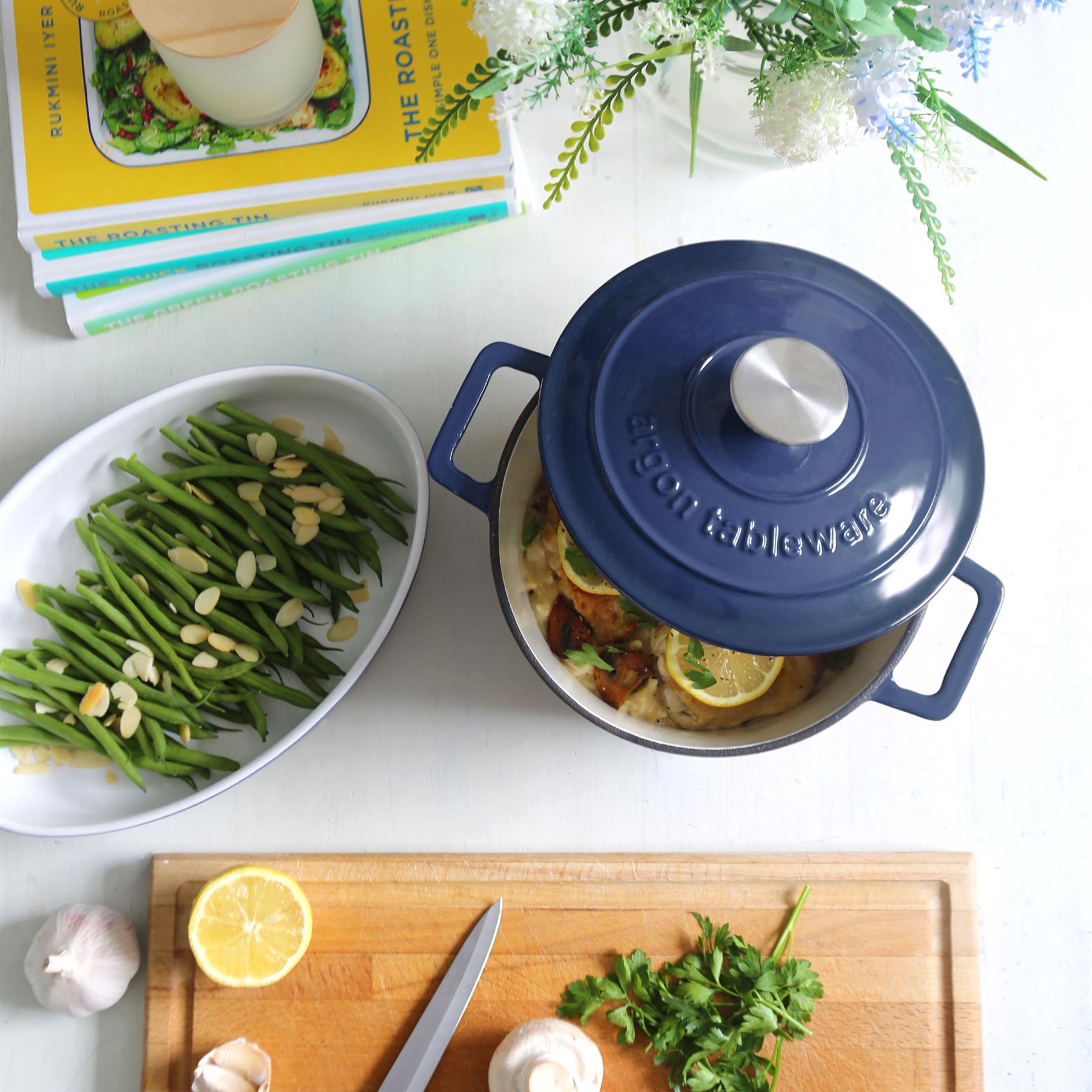 2.8L Dark Blue Round Cast Iron Casserole Dish