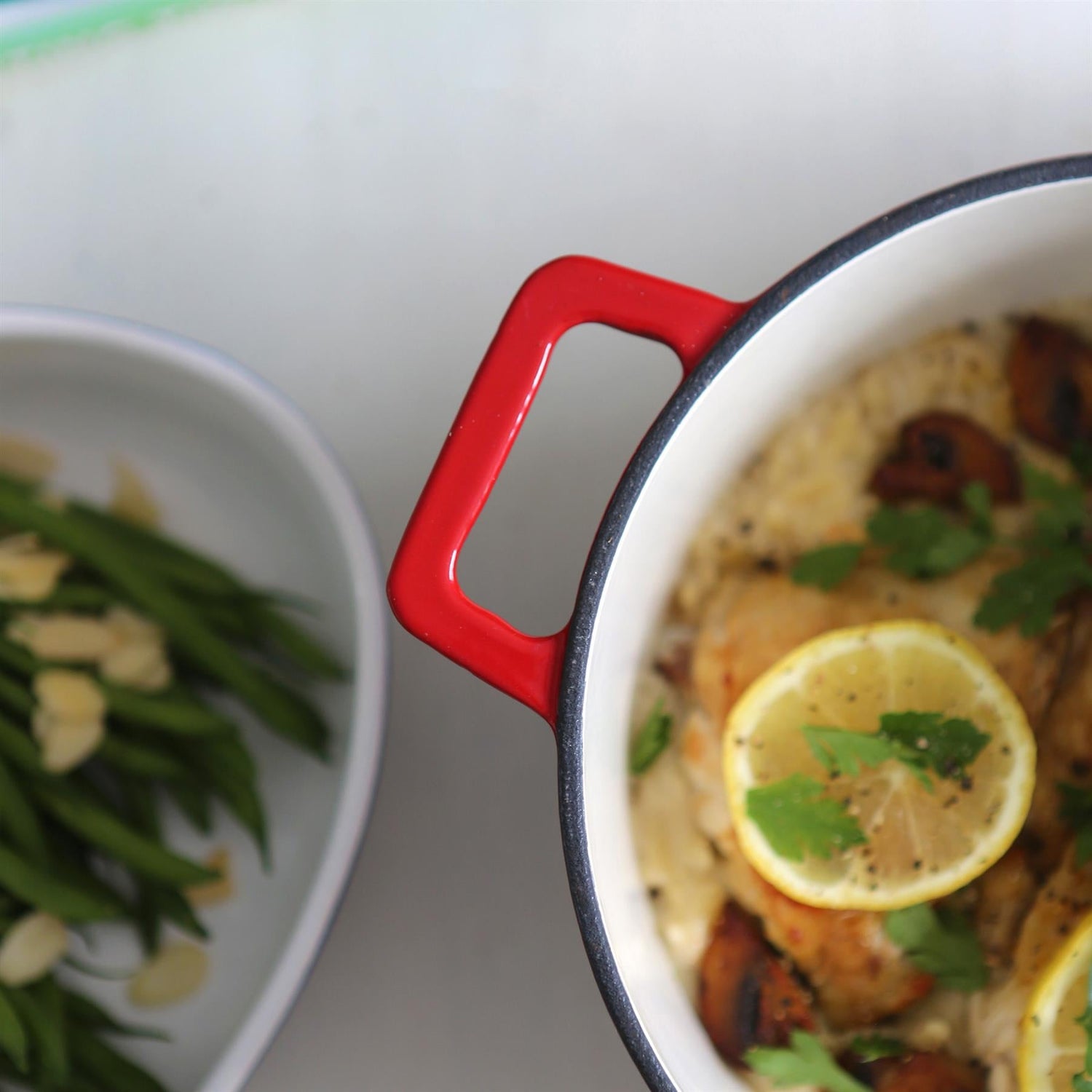 2.8L Red Ombre Round Cast Iron Casserole Dish