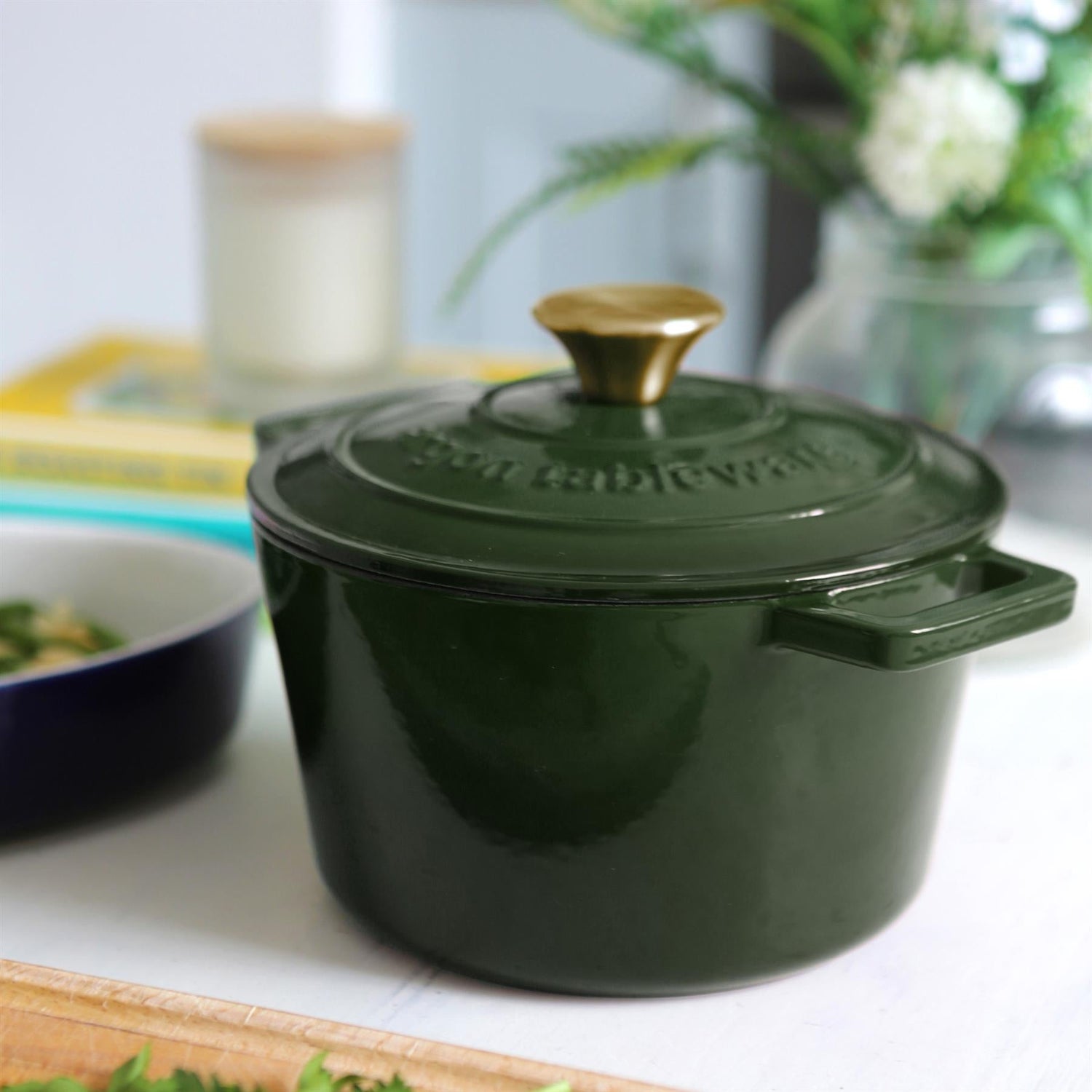 2.8L Dark Green Round Cast Iron Casserole Dish