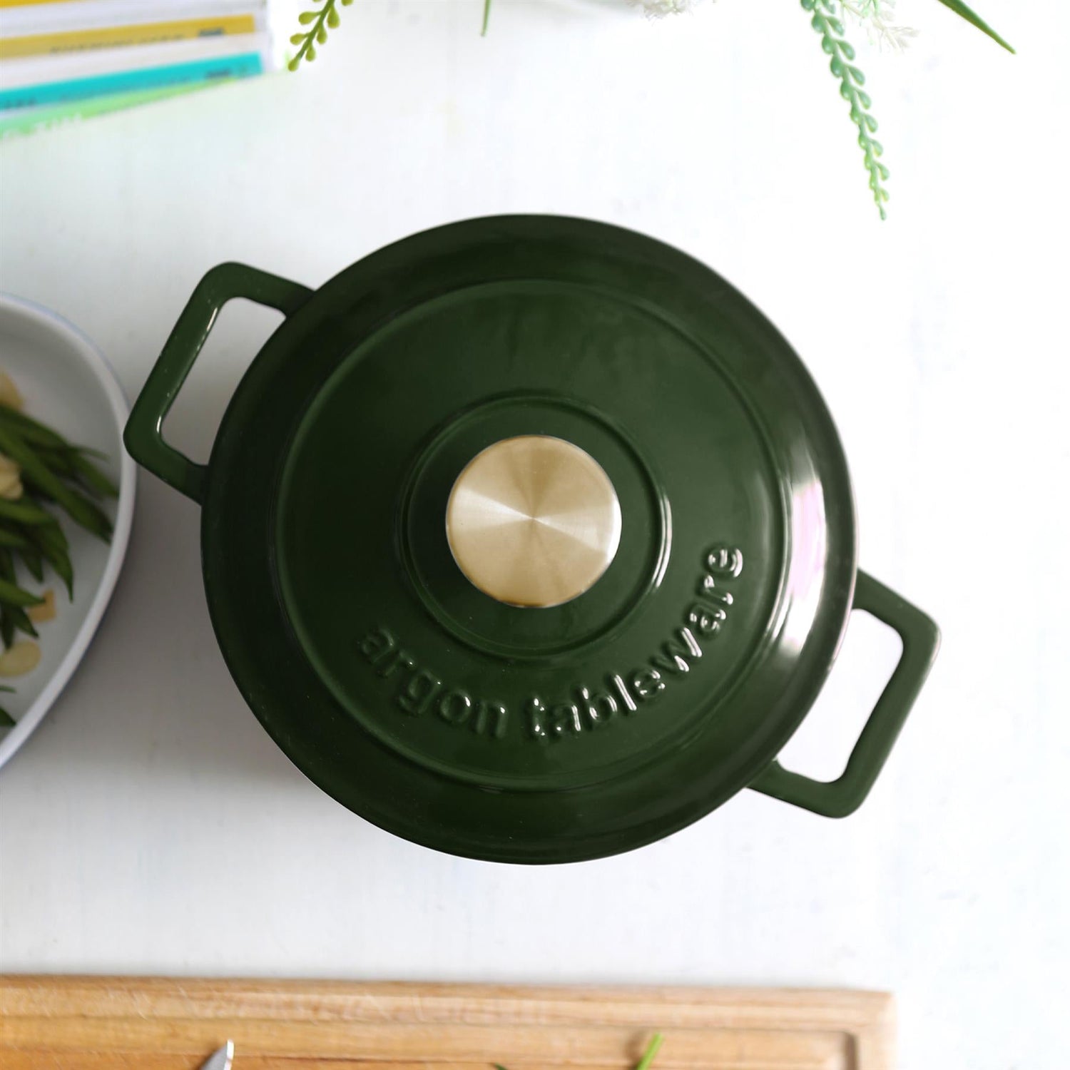2.8L Dark Green Round Cast Iron Casserole Dish