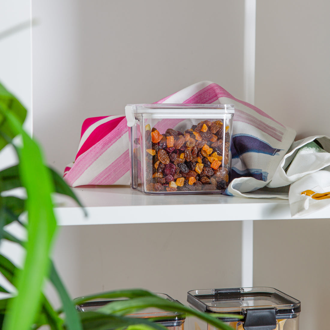700ml White Seal Airtight Plastic Food Storage Container