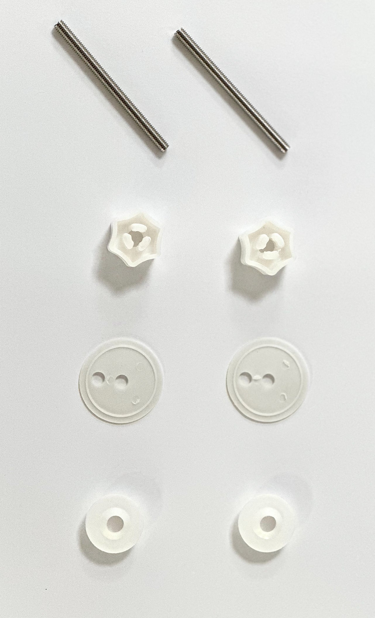 Harbour Housewares soft-close tongue and groove MDF wood toilet seat fittings laid out flat