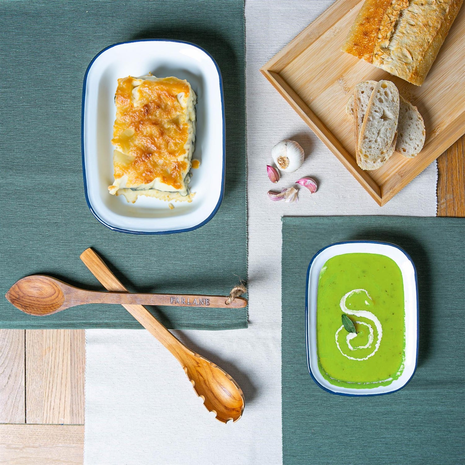 16 x 12cm White Enamel Pie Dish - Navy