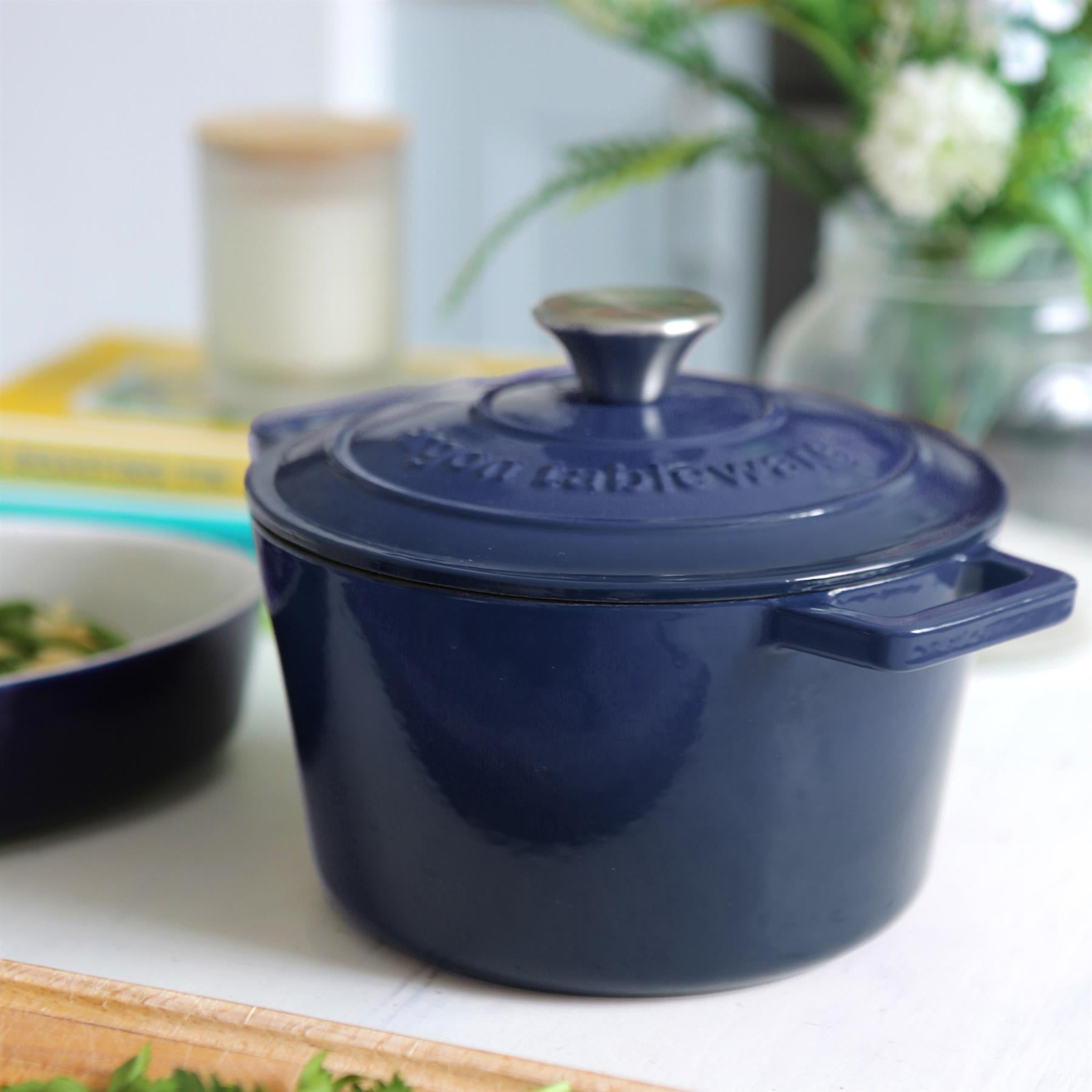 2.8L Dark Blue Round Cast Iron Casserole Dish