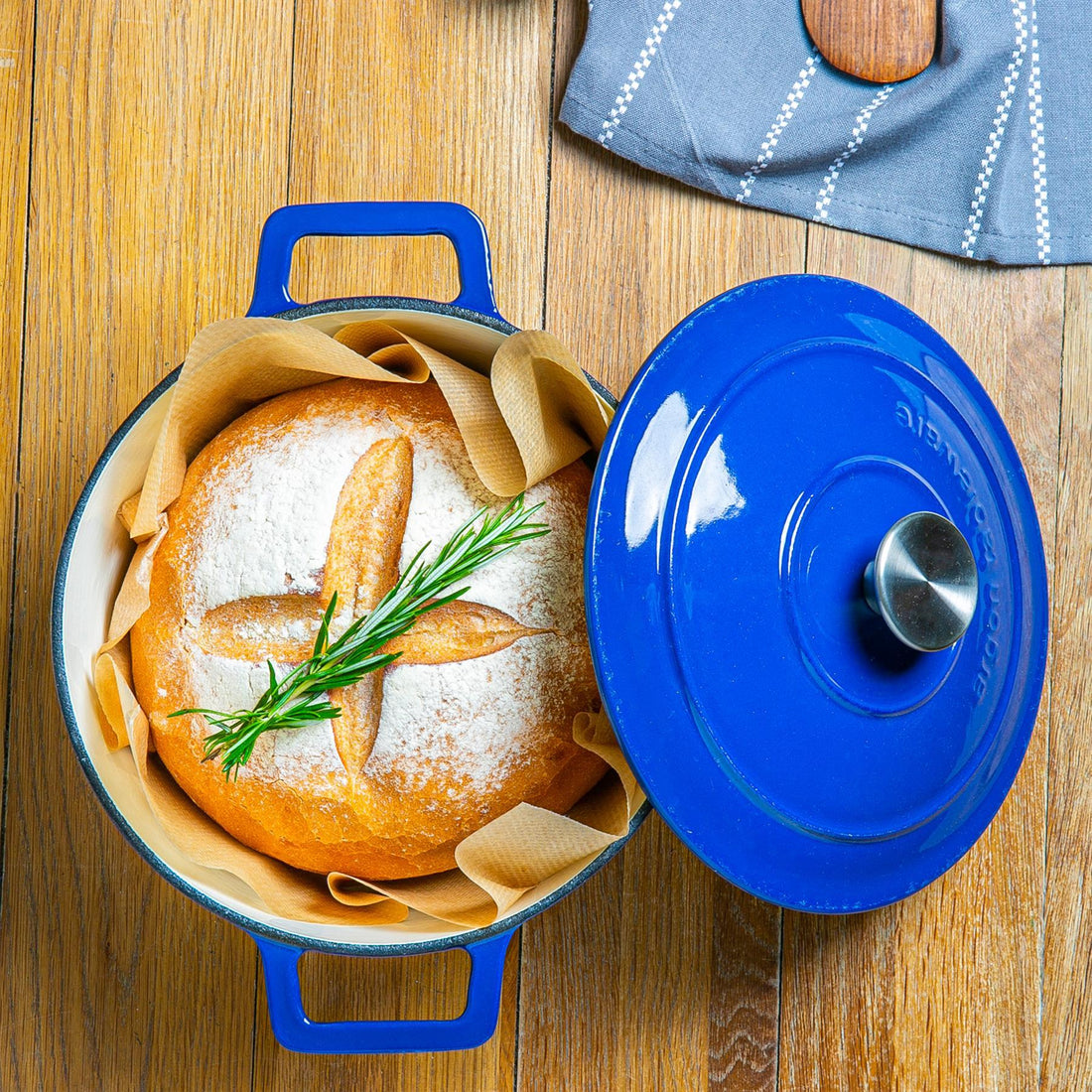 4.5L Dark Blue Cast Iron Casserole Dish