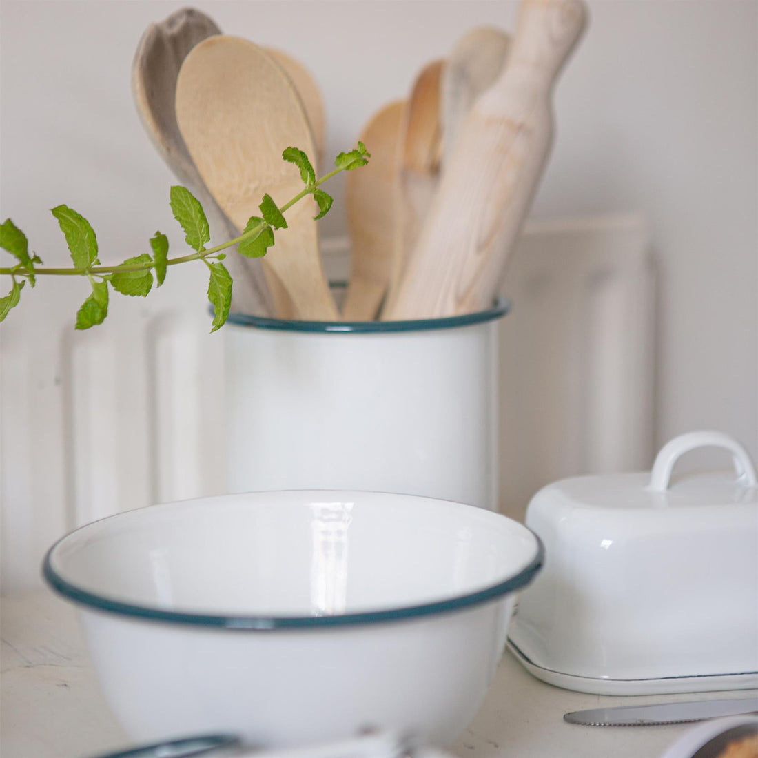 15.5cm White &amp; Green Enamel Utensil Holder